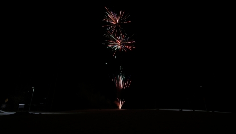 Kyläläisten ilotulitustapahtuma jukajärven veneenlaskupaikalla